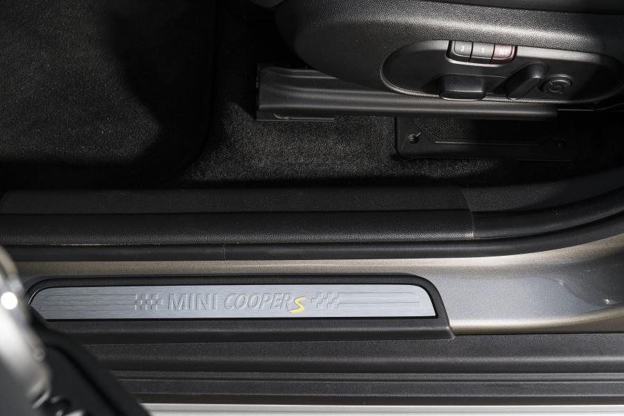 Детали интерьера Mini Cooper S E Countryman ALL4 (F60) 2017 года  (WW) (фото 104 из 173)